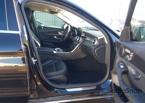 2016 Mercedes-Benz C 300 4Matic z USA, uszkodzony, nr VIN 55SWF4KB3GU112767